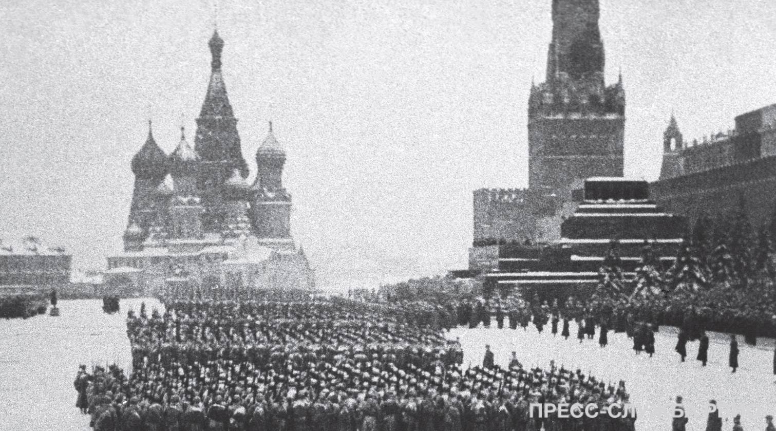 Первый парад 7 ноября 1941. Парад 7 ноября 1941. Парад 7 ноября 1941 года в Москве на красной площади. Парад на красной площади 7 ноября 1941 года. Фото парада 7 ноября 1941 года на красной площади в Москве.